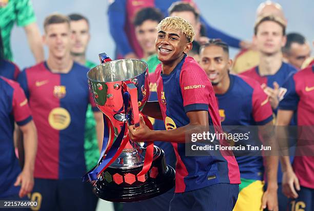 Yamal celebrating